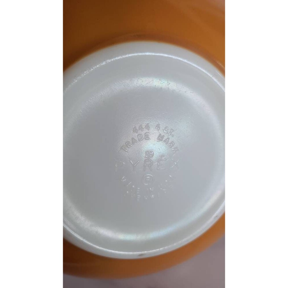 Large Spouted Pyrex Bowl - Picture 7 of 10